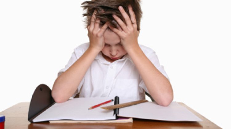Los niños que presentan esta condición pierden fácilmente la concentración, no culminan sus labores, son inquietos e impulsivos.