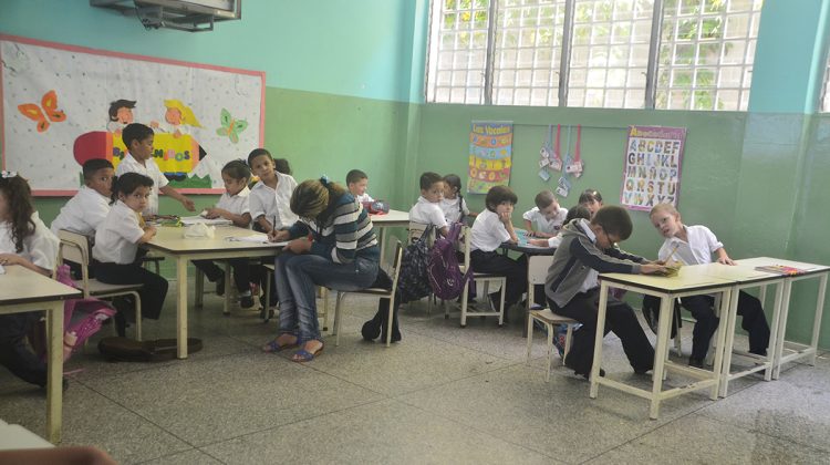 Los niños utilizarán guías para áreas de castellano y matemática