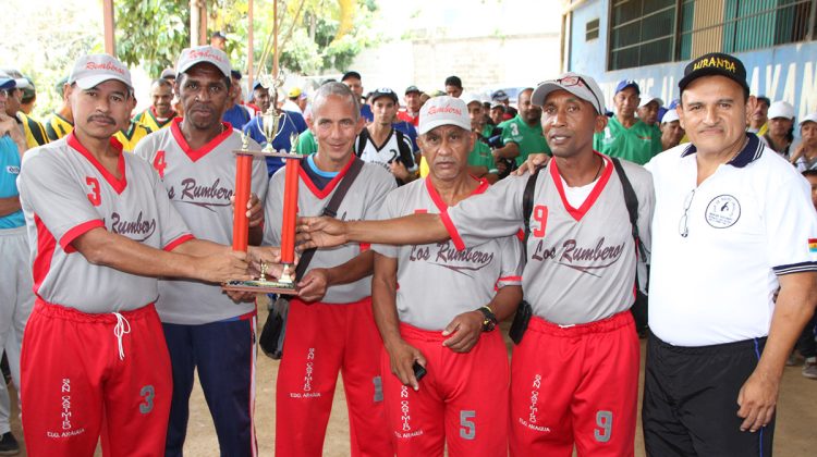 los-rumberos-del-iapem-recibieron-trofeo-como-triple-campeones