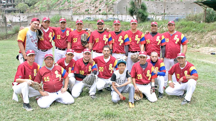 Los súper gallinos con su segundo galardón en Los Cerritos