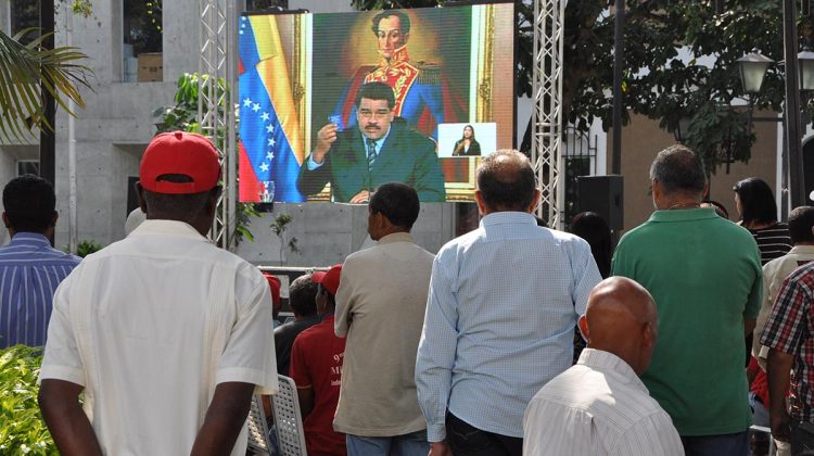 MADURO EN PLAZAS