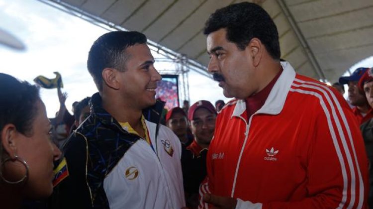 Maduro--el-compromiso-es-expandir-las-Misiones-Sociales-para-proteger-a-la-Juventud-shaune-fraser-Olimpic-Swimmer-Cayman-Island