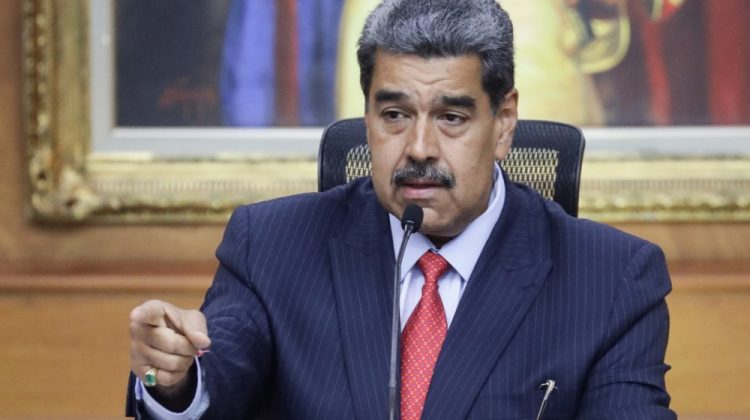 Maduro-points-finger
