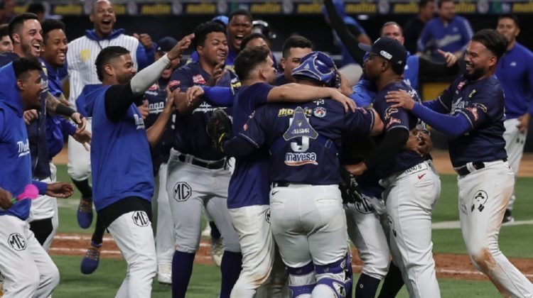 Magallanes-celebro-en-Caracas-su-clasificacion-a-la-Gran-Final-Foto-Alejandro-van-Schermbeek