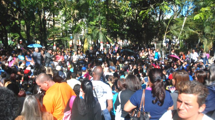 Manifestacion de docentes y obreros en la plaza guaicaipuro