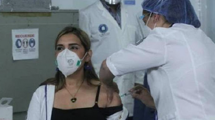Medicos vacunando
