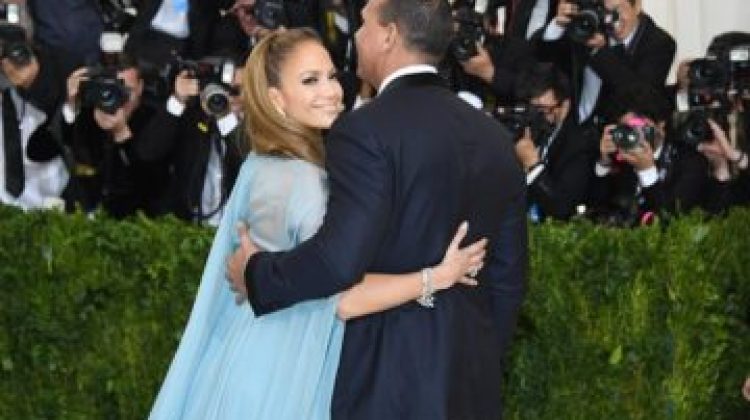 Met-Gala-2017-Jennifer-López-360x270
