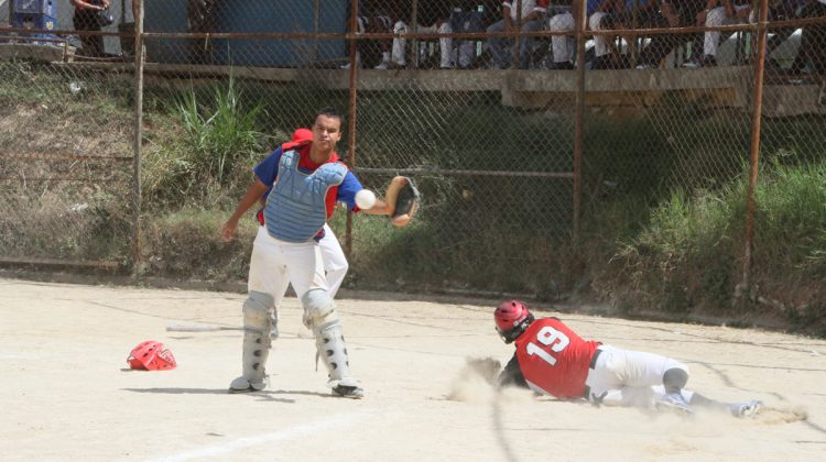 Miguel Quintero se barre en la goma para dejar en el terreno a Guayacán