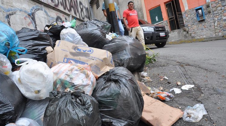 Montañas de basura se acumulan en las calles