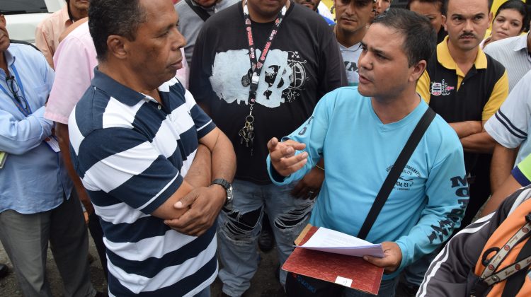 moto-taxista-hablando-con-luis-hernadez