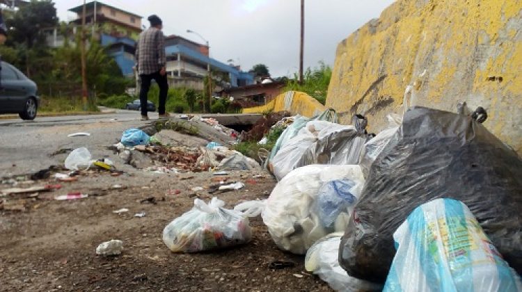 Muchos arrojan sus desechos en plena calle