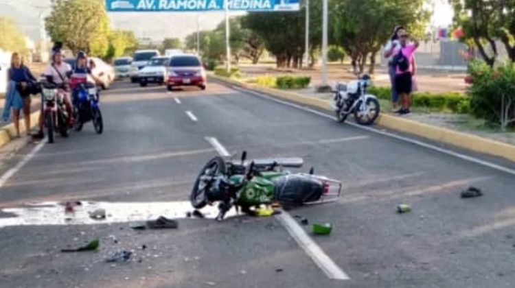 Muere-futbolista-al-estrellar-su-moto-contra-un-vehiculo-accidentado-en-la-via