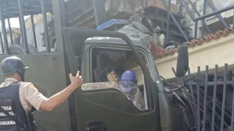 Muere-soldado-al-chocar-camion-militar-contra-una-vivienda