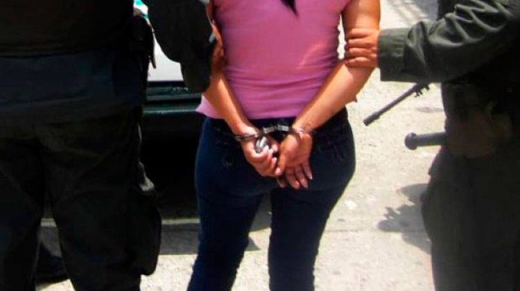 Mujer-es-detenida-por-golpear-a-su-hija-con-un-palo-de-escoba
