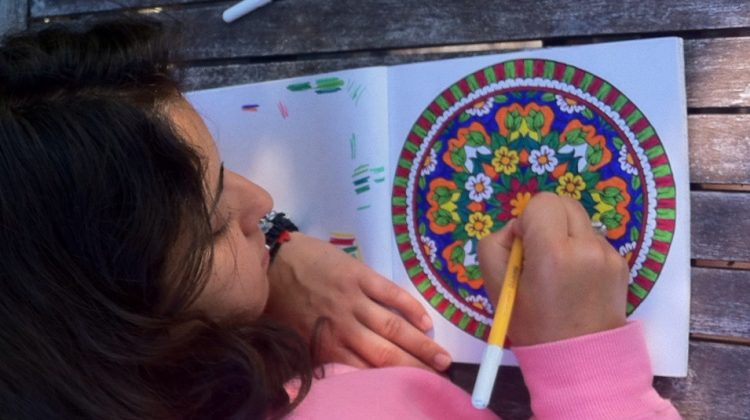 Mujer pintando mandalas