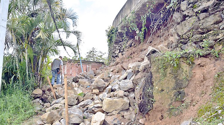 muro-gr-se-esta-viniendo-abajo-el-galpon-en-el-23-de-enero