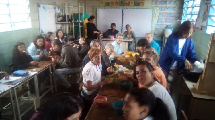 Más de 400 personas se beneficiaron con la olla solidaria.