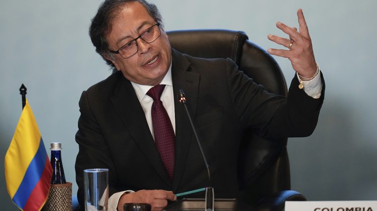 El presidente de Colombia, Gustavo Petro, habla con los delegados internacionales durante una conferencia centrada en la crisis política de Venezuela, en Bogotá, Colombia, el martes 25 de abril de 2023. Petro analizaba el miércoles 26 de abril de 2023 los cambios que hará en su gabinete después de pedirle la renuncia a todos sus ministros para la conformación de un “gobierno de emergencia”. (AP Foto/Fernando Vergara)