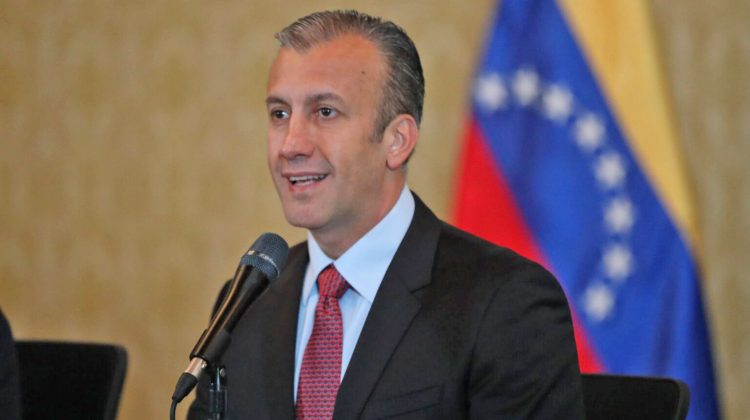 AME1163. CARACAS (VENEZUELA), 10/05/2019.- El vicepresidente económico y ministro de Industrias de Venezuela, Tareck el Aissami, ofrece una rueda de prensa este viernes en Caracas (Venezuela). El Aissami anunció la apertura de la frontera terrestre con Brasil y de la frontera marítima con Aruba. EFE/ Raúl Martínez