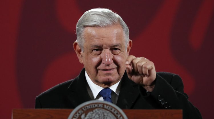 López Obrador retrasa el reconocimiento de la nueva presidenta de Perú MEX2128. CIUDAD DE MÉXICO (MÉXICO), 08/12/2022.- El presidente de México, Andrés Manuel López Obrador, habla hoy durante una rueda de prensa en el Palacio Nacional de la Ciudad de México (México). López Obrador retrasó este jueves el reconocimiento de la nueva mandataria de Perú, Dina Boluarte, tras la destitución este miércoles de su aliado, Pedro Castillo. EFE/Mario Guzmán