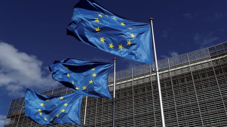 FOTO DE ARCHIVO: Banderas de la Unión Europea frente a la sede de la Comisión Europea en Bruselas, Bélgica, 21 de agosto, 2020. REUTERS/Yves Herman