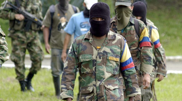 BOG07. CALI (COLOMBIA), 23/06/08.- Siete integrantes del trigÈsimo frente de la guerrilla de las Fuerzas Armadas Revolucionarias de Colombia (FARC), entre los que se encontraban dos menores de edad, se entregaron hoy, 23 de junio de 2008, a las tropas del Ejercito colombiano, en las instalaciones de la Tercera DivisiÛn en Cali (Colombia). Los guerrilleros afirmaron que se encontraban cercados por los operativos que realizan las Fuerzas Militares en el sector del Naya al sur-occidente del paÌs. EFE/Carlos Ortega COLOMBIA - CONFLICTO