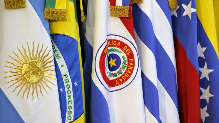 Mercosur cumple 25 años. Banderas de los paises integrantes del Mercosur. gf