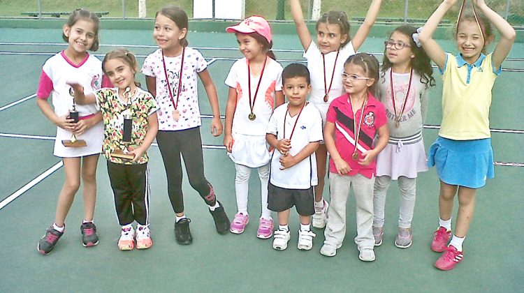 Nicol posa con su trofeo junto a los demás mini atletas