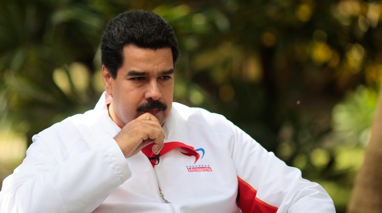 Nicolas-Maduro-prestando-atencion-con-chaqueta-blanca