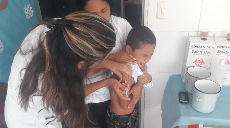 Niño atendido durante un operativo de vacunación