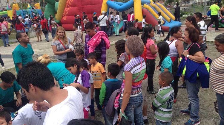 Niños disfrutaron de colchones inflables y mucha diversión