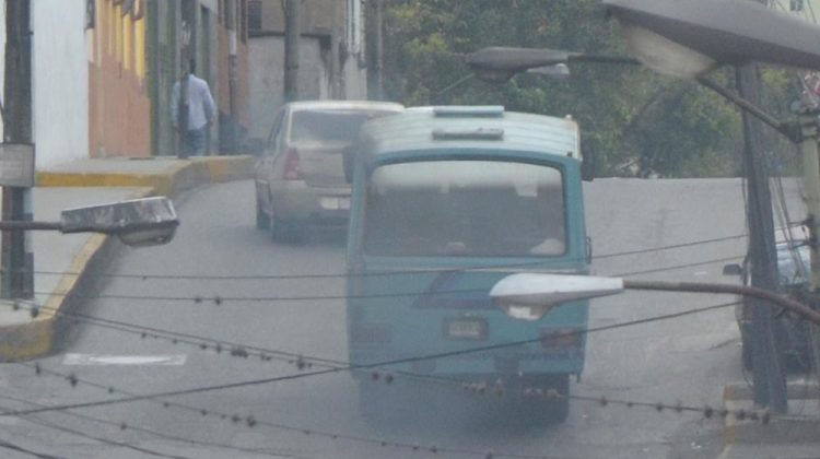 Nubes negras de humo emanan de las unidades