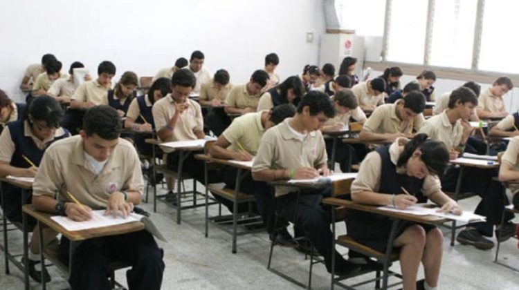 MARACAIBO, VENEZUELA, 13/03/2010
CERCA DE 17 MIL ESTUDIANTES DEL ULTIMO ANO DE BACHILLERATO DE LOS MUNICIPIOS MARACAIBO MACHIQUES Y ROSARIO DE PERIJA PRESENTARON HOY LA PRUEBA LUZ PARA EXPLORAR LOS INTERESES O APTITUDES PREFERENCIA PROFESIONALES PARA FACILITARLES LAS ESCOGENCIA DE UNA CARRERA EN LA UNIVERSIDAD DEL ZULIA