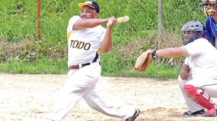 Oswaldo López con el mazo dando