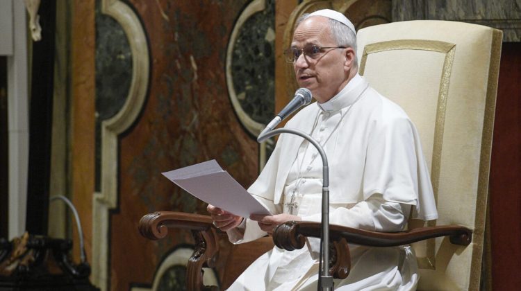 ROMA, 12/09/2025.- El papa León XIV recibió este viernes en el Vaticano a los participantes del 'Encuentro Mundial sobre la Fraternidad Humana 2025', ante quienes pidió una "alianza de la humanidad no fundada en el poder, sino en los cuidados" en un mundo "marcado por conflictos y divisiones". EFE/Vatican Media  *****SOLO USO EDITORIAL/SOLO DISPONIBLE PARA ILUSTRAR LA NOTICIA QUE ACOMPAÑA (CRÉDITO OBLIGATORIO) *****