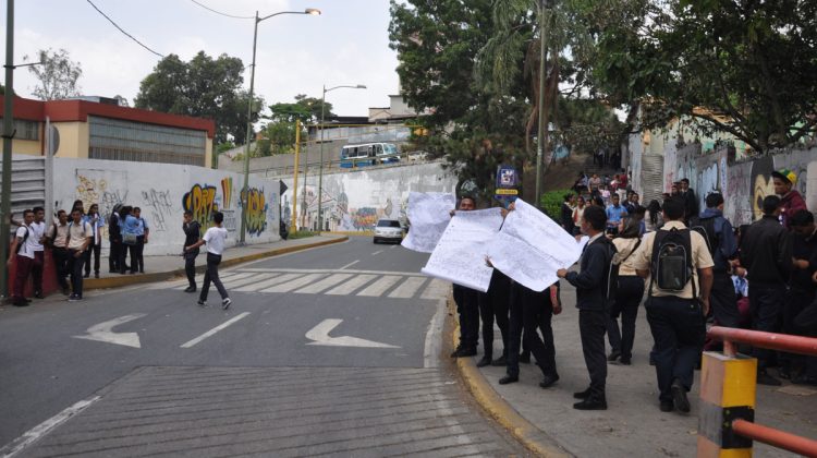 PWDe manera pacífica manifestaron en los alrededores del liceo