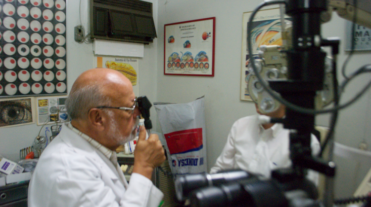 Paciente durante una consulta oftalmológica