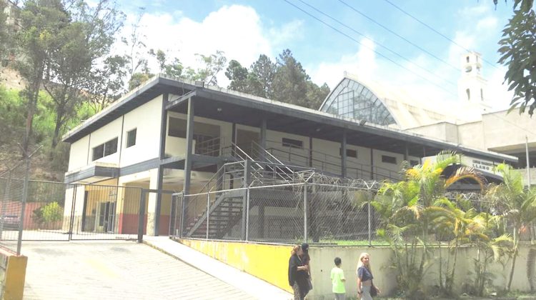 Pacientes colaboran con insumos para recibir atención médica