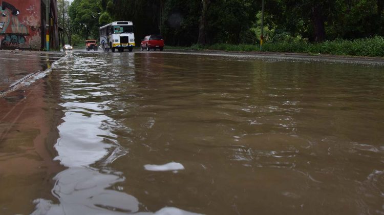 Palo de agua inundó la Víctor Baptista