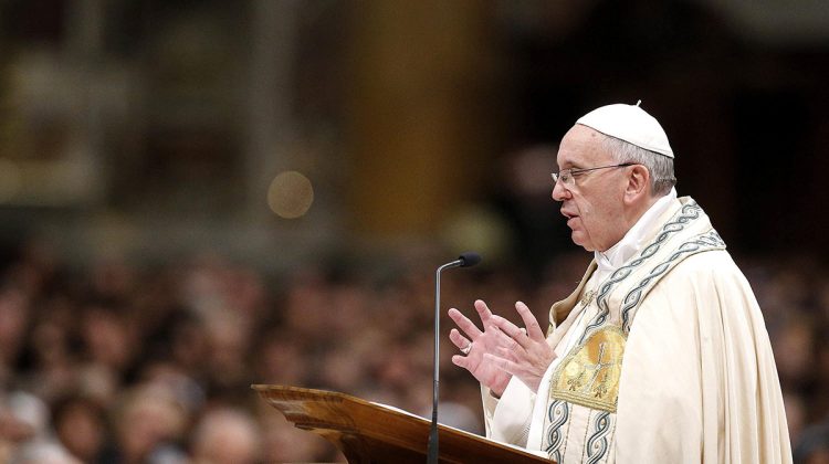 VAT04 CIUDAD DEL VATICANO (VATICANO) 31/12/2013.- El papa Francisco oficia por primera vez en su pontificado la oración de las primeras vísperas y el "Te Deum", para dar gracias por el año transcurrido, en la Basílica de San Pedro del Vaticano hoy, martes 31 de diciembre de 2013. EFE/Fabio Frustaci