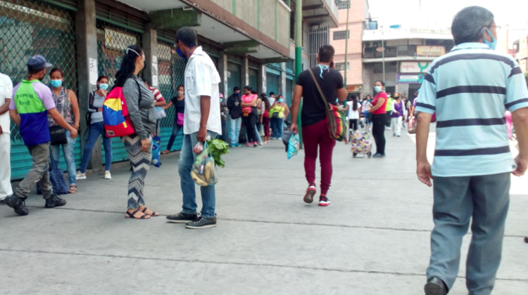 Personas caminando