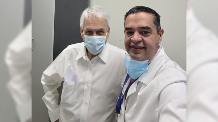 Pinera-con-el-medico-1040x541