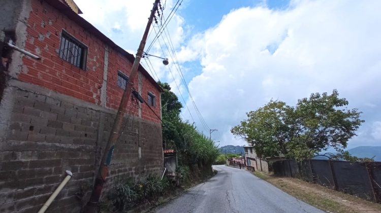 Poste-vía-Pozo-de-Rosas