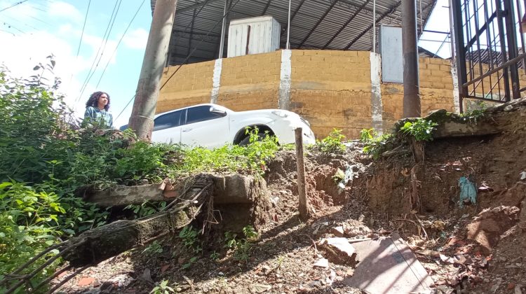 Poste zona B 23 de enero el cementerio