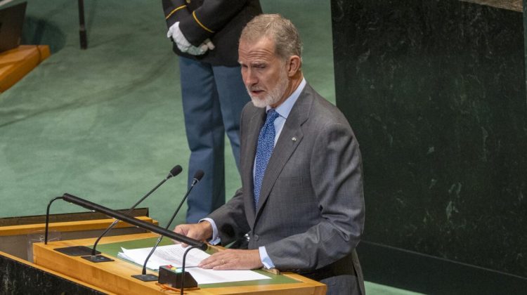 AME1924. NUEVA YORK (ESTADOS UNIDOS), 24/09/2025.- El rey Felipe VI habla en la Asamblea General de la Organización de las Naciones Unidas (ONU) este miércoles, en Nueva York (Estados Unidos). Felipe VI aseguró ante la ONU que a España le cuesta comprender lo que el Gobierno israelí está haciendo en Gaza, y ante ello, pidió que la comunidad internacional no mire para otro lado y se dirigió a Israel: "clamamos, imploramos, exigimos, detengan ya esta masacre". EFE/ Ángel Colmenares