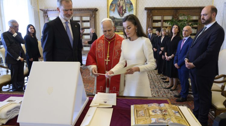 CIUDAD DEL VATICANO, 20/03/2026.- Los reyes de España y León XIV han mantenido un encuentro de 50 minutos en la Santa Sede, en la primera audiencia que el pontífice ofrece a Felipe VI y Letizia, previa al viaje que el papa realizará el próximo mes de junio a España. EFE/Vatian Media/Simone Risoluti SOLO USO EDITORIAL/SOLO DISPONIBLE PARA ILUSTRAR LA NOTICIA QUE ACOMPAÑA (CRÉDITO OBLIGATORIO)