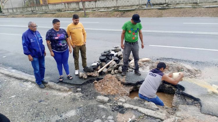 Reparan tubería de aguas blancas en el Km 26