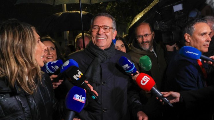CALDAS DA RAINHA (Portugal), 08/02/2026.- Presidential candidate, Antonio Jose Seguro (C), speaks to the media as he celebrates the victory in the second round of the Portuguese presidential elections, in Caldas Rainha, Portugal, 08 February 2026. More than 11 million voters are called upon to choose the new President of the Republic, in an election that pits Antonio Jose Seguro against Andre Ventura, the two candidates who received the most votes on 18 January. (Elecciones) EFE/EPA/JOSE COELHO