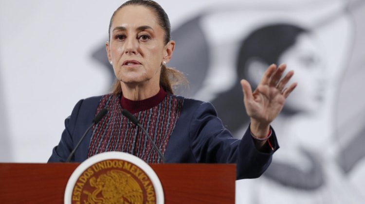 MEX8945. CIUDAD DE MÉXICO (MÉXICO), 18/11/2025.- La presidenta de México, Claudia Sheinbaum, habla en una rueda de prensa este martes, en el Palacio Nacional de Ciudad de México (México). Sheinbaum rechazó cualquier posibilidad de una intervención militar de Estados Unidos en territorio mexicano, luego de que el mandatario estadounidense, Donald Trump, afirmara el lunes que estaría dispuesto a enviar tropas para combatir a los carteles del narcotráfico. EFE/ Isaac Esquivel