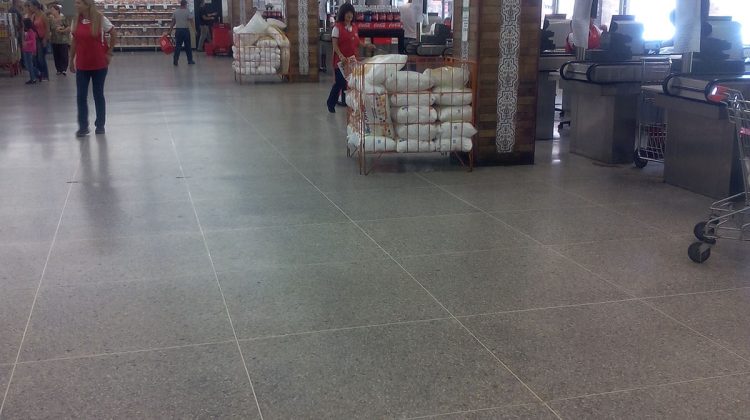 Supermercados lucieron vacíos durante este lunes